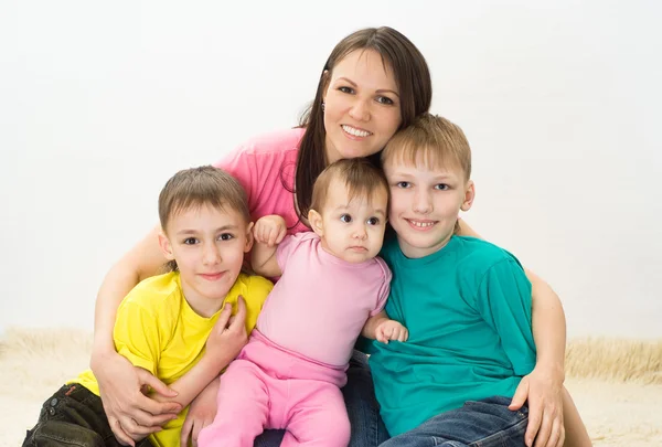 Gelukkig moeder met haar kinderen — Stockfoto