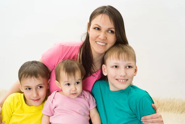 Šťastná maminka s dětmi — Stock fotografie