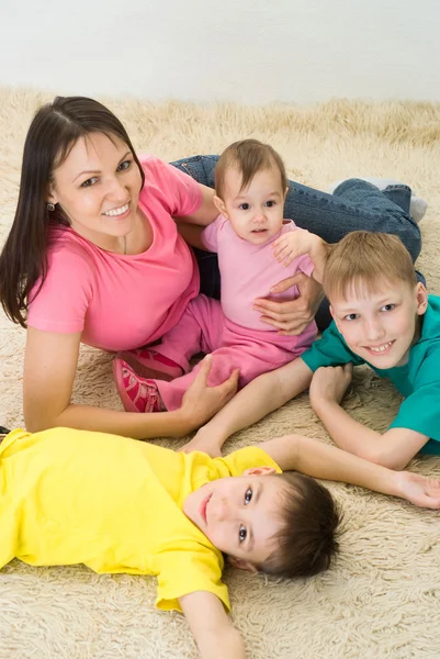 Gelukkig moeder met haar kinderen — Stockfoto