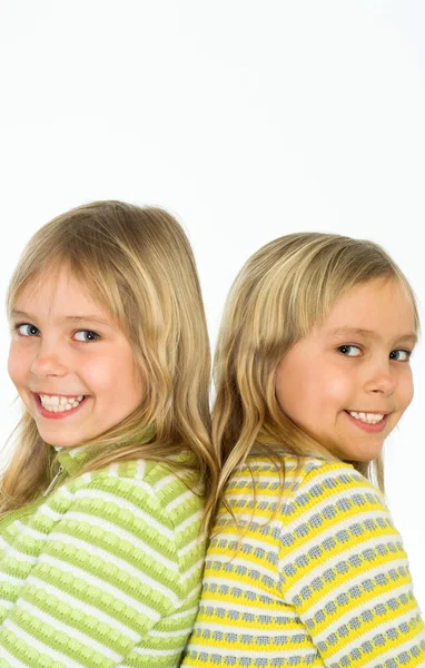 Lächelnde Zwillinge auf Weiß — Stockfoto