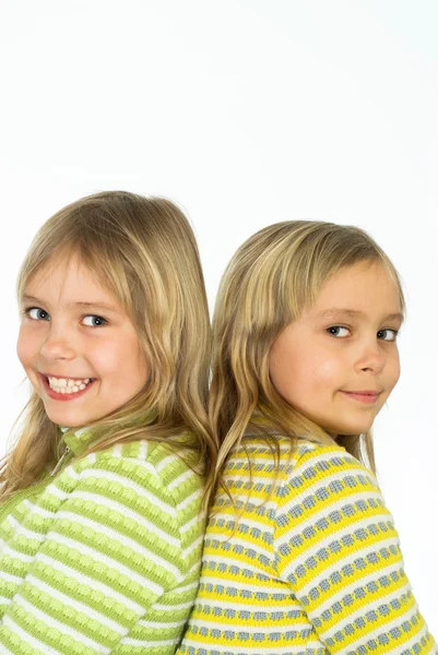 İkizler beyaz üzerinde gülümseyen — Stok fotoğraf