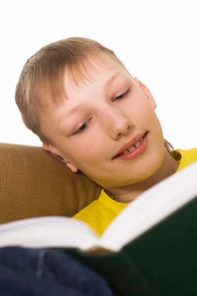 Αγόρι που διαβάζει ένα βιβλίο — Φωτογραφία Αρχείου