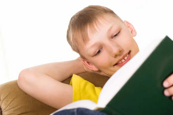Garçon lisant un livre — Photo