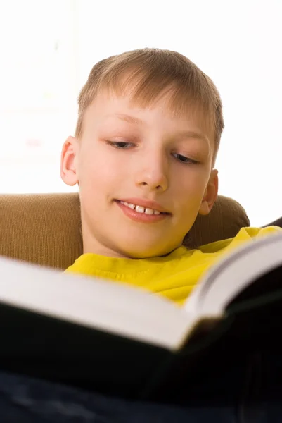 Ragazzo che legge un libro — Foto Stock