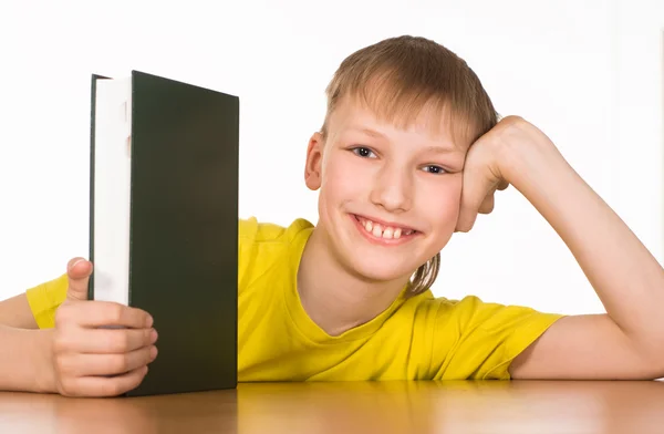 Junge in einem gelben — Stockfoto