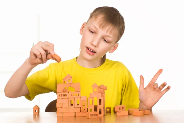 Jonge jongen bouw — Stockfoto