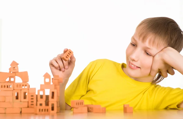 Junge beim Bauen — Stockfoto