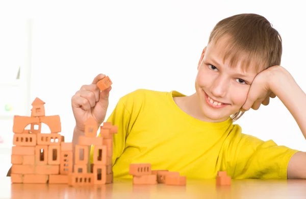 Joven niño construyendo — Foto de Stock