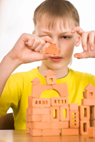 Ung pojke att bygga — Stockfoto