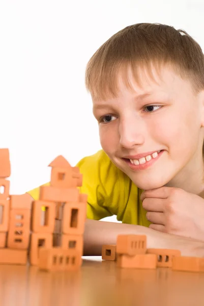 Ung pojke att bygga — Stockfoto