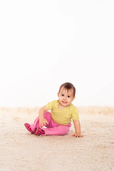 Liten unge på mattan — Stockfoto