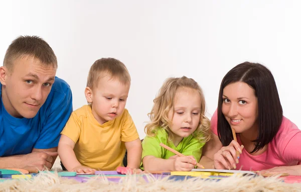 Familie op het tapijt — Stockfoto