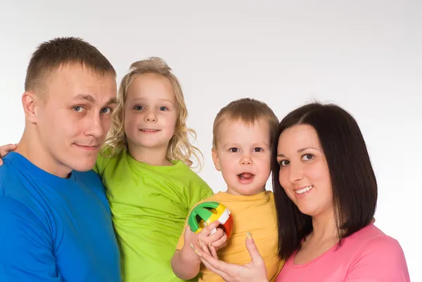 Ritratto di famiglia felice di quattro persone — Foto Stock