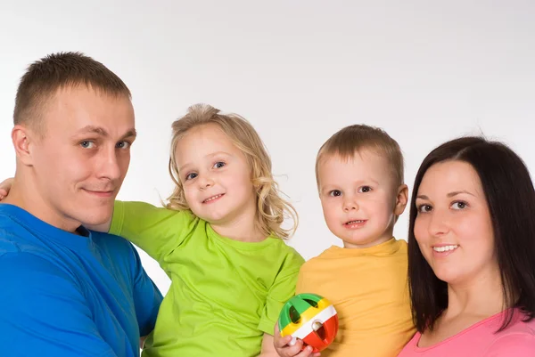 Портрет щасливої сім'ї з чотирьох — стокове фото