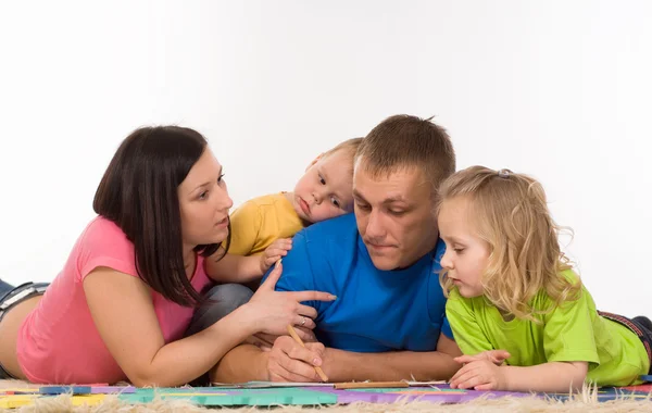 Сім'я на килимі — стокове фото