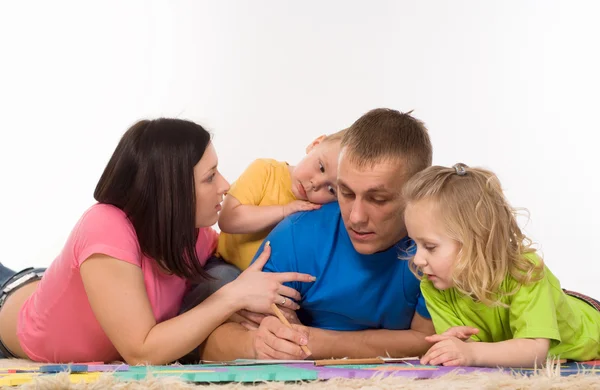 Rodina na koberec — Stock fotografie