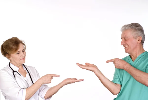 Due medici anziani su bianco — Foto Stock