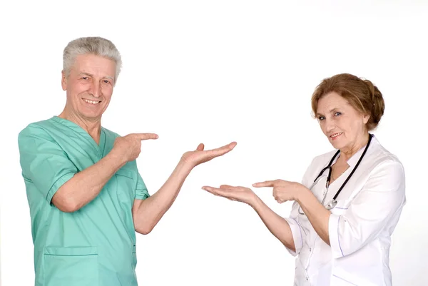 Två ledande läkare på vit — Stockfoto
