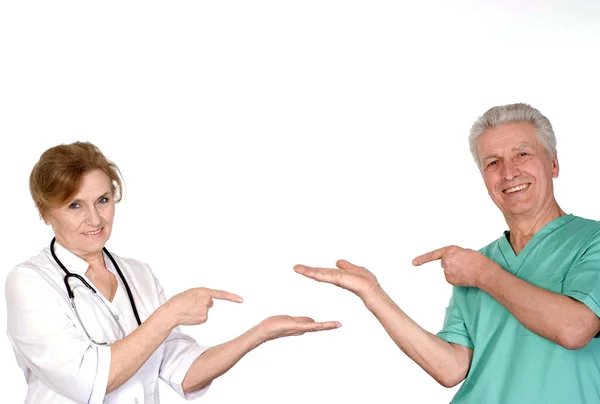Два старших лікаря на білому — стокове фото