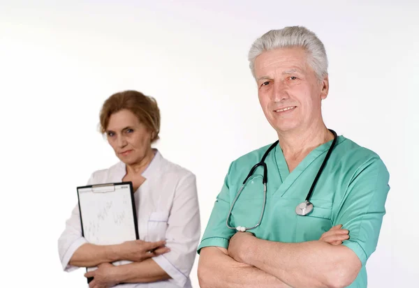 Deux médecins seniors sur blanc — Photo