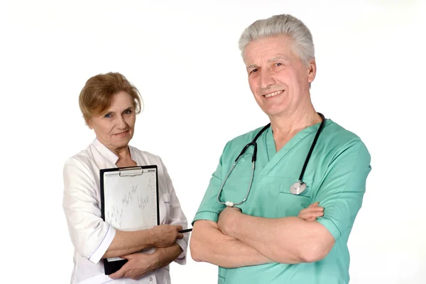 Twee senior artsen op wit — Stockfoto