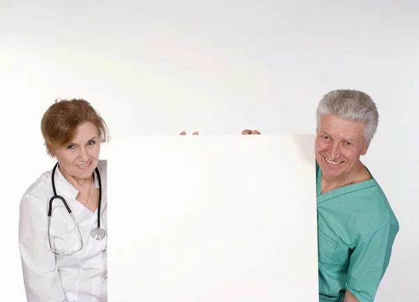 Dwóch starszych lekarzy na biały — Zdjęcie stockowe