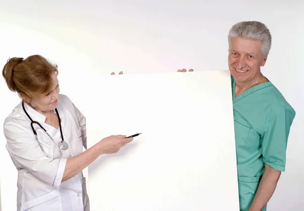 Dwóch starszych lekarzy na biały — Zdjęcie stockowe