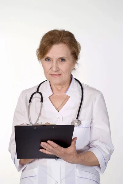 Alter Arzt auf weiß — Stockfoto