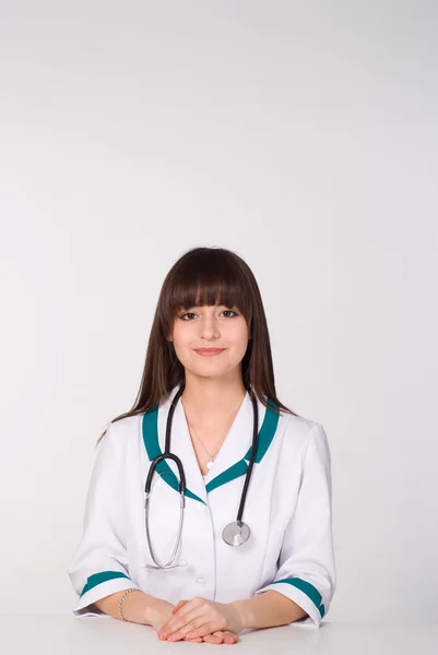 Schöne Krankenschwester sitzend — Stockfoto