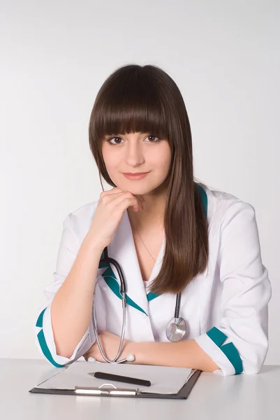 Vacker sjuksköterska sitter — Stockfoto
