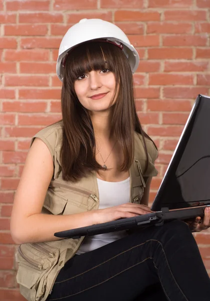 Приваблива дівчина з ноутбуком — стокове фото