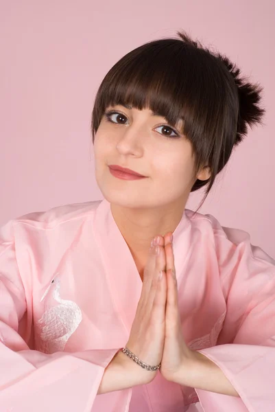 Meisje permanent op een roze — Stockfoto