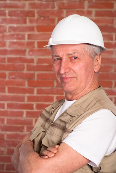 Old builder in the helmet — Stock Photo, Image