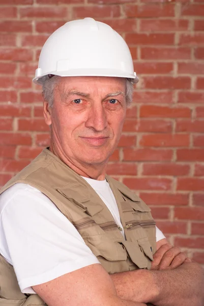 Old builder in the helmet — Stock Photo, Image