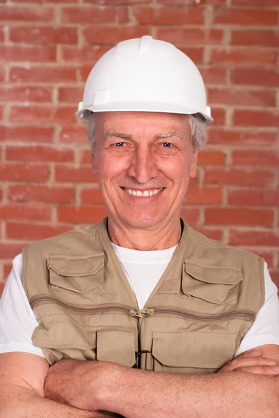 Construtor velho no capacete — Fotografia de Stock