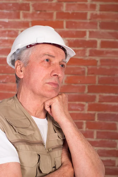Alter Bauarbeiter im Helm — Stockfoto