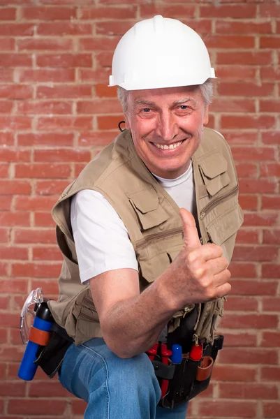 Senior Bauunternehmer auf Wand Hintergrund — Stockfoto