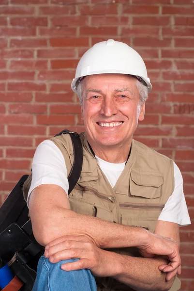 Senior builder on wall background — Stock Photo, Image