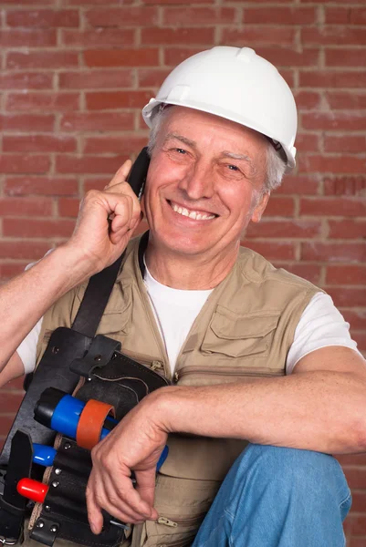 Senior Bauunternehmer auf Wand Hintergrund — Stockfoto
