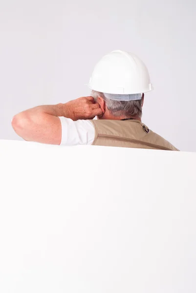 Senior bouwer in helm — Stockfoto
