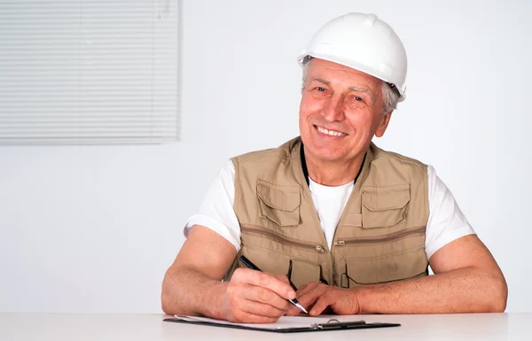 Senior builder sitting — Stock Photo, Image