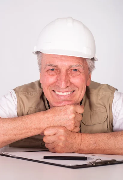 Senior builder sitter — Stockfoto