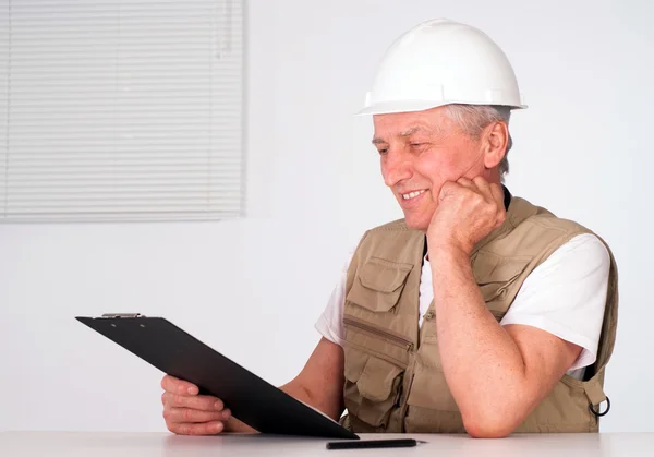 Senior bouwer zitten — Stockfoto