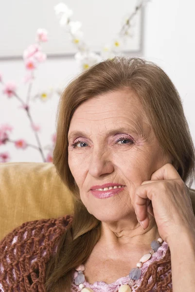 Vacker äldre kvinna — Stockfoto