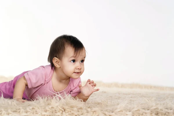 Baby auf dem Teppich — Stockfoto