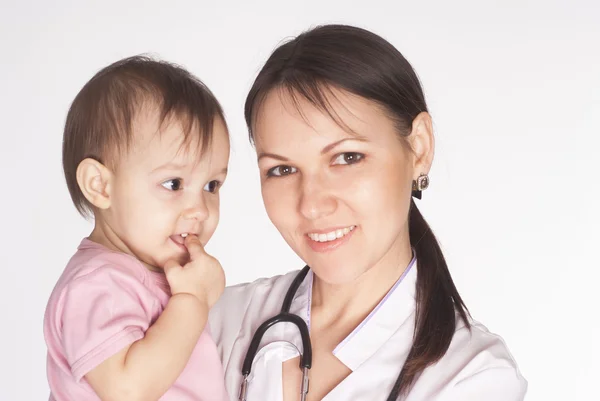 Sjuksköterska med en baby — Stockfoto