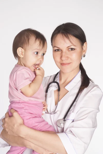 Sjuksköterska med en baby — Stockfoto