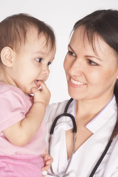 Verpleegster met een baby — Stockfoto