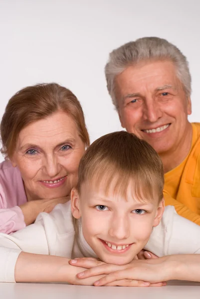 Petit-fils avec ses grands-parents — Photo