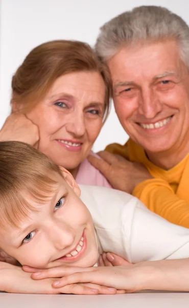 Enkel mit seinen Großeltern — Stockfoto